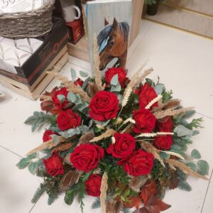 Kompozycja Nagrobna na Podkładzie z Żywej Choiny z Imitacją Żywych Róż