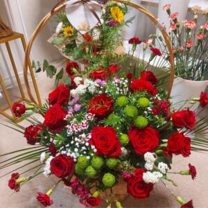 Kosz Kwiatów z Czerwonymi Różami – Duży