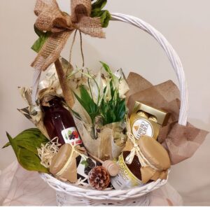 Kosz Prezentowy „Na zdrowie” – Konfitura, Miód, Sok, Kwiaty i Ferrero Rocher