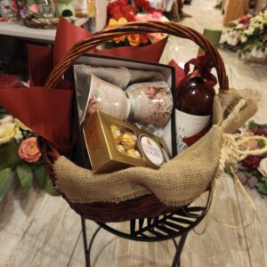 Elegancki kosz prezentowy filiżanki