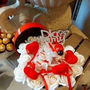 Flower box dla Mamy róże z Raffaello