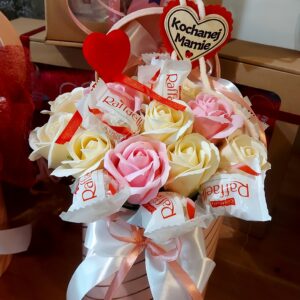 Flower box na Dzień Matki Róże Raffaello