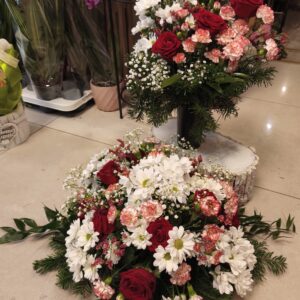 Kompozycja na pomnik z kwiatów ciętych- komplet