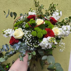 Bukiet kwiatów z eukaliptusem