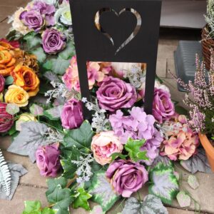 Kompozycja z metalowym lampionem fotowoltaicznym