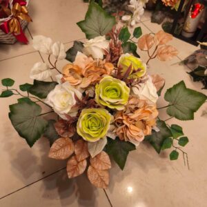 Stroik jasne kolory biała doniczka stopka