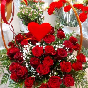 Czerwone róże w koszu wiklinowym