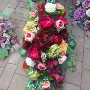 B. duży stroik kolorowa aranżacja