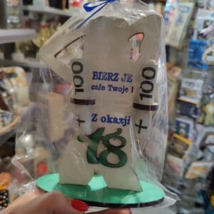 Drewniana statuetka na 18te urodziny