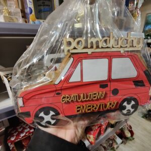 Śmieszny prezent z okazji emerytury maluch karafka z kieliszkami