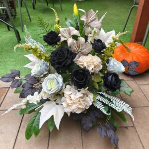 Kompozycja z kwiatów sztucznych