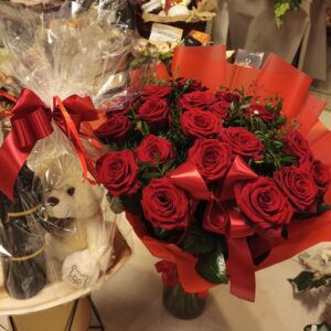Czerwone długie róże ,miś i wino
