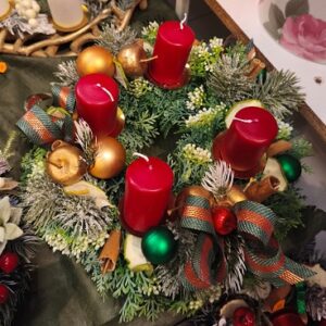 Klasyczny wieniec adwentowy w czerwieni