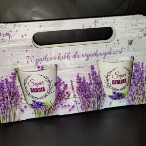 Zestaw dwóch kubków „Super Babcia & Super Dziadek” – wyjątkowy prezent w lawendowym stylu!