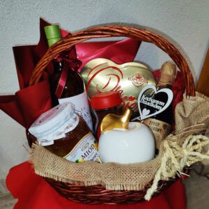 Kosz prezentowy „Kochanym Dziadkom” – elegancki i smakowity upominek pełen serca!