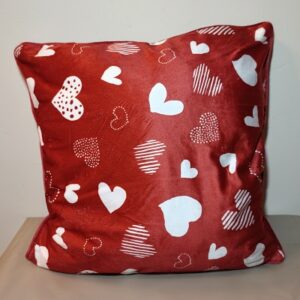 Poduszka welurowa w serduszka – Czerwona klasyka miłości