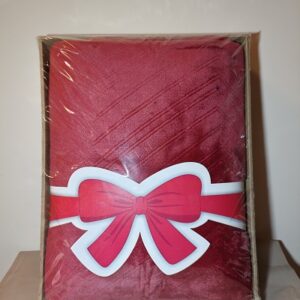 Elegancki koc z weluru w odcieniu głębokiej czerwieni – prezent w pudełku z kokardą