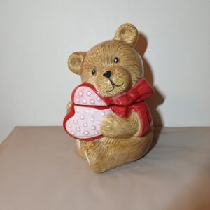 Ceramiczny słoik „Miś z serduszkiem” – uroczy pojemnik z pokrywką