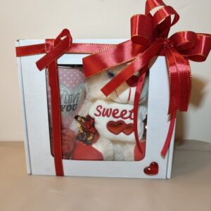 Słodki zestaw „Sweet Bear & Love” – pluszowy miś z kubkiem w serduszka