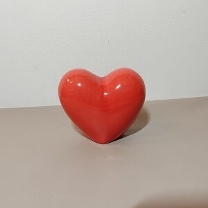 Ceramiczne serce w intensywnym czerwonym odcieniu