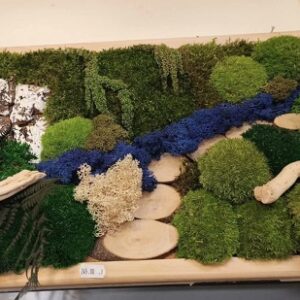 „Niebieski Potok w Lesie” – obraz z stabilizowanego mchu 45 × 30 cm