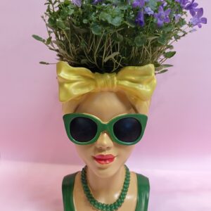 Doniczka Diva – kokarda, okulary i kwiaty na głowie