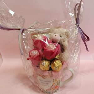 Kubek „Krąży Pogłoska, że jestem boska” – słodki zestaw full miłości