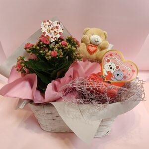 Koszyk „Be Mine Forever” – najsłodszy bukiet dla niej