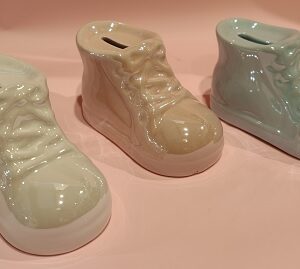 Ceramiczne skarbonki-trampki – urocza pamiątka