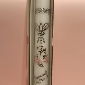 Świeca Chrzcielna – delikatna pamiątka z gołębicą i aniołkiem